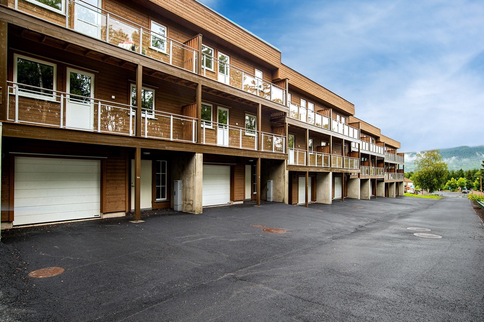 Velkommen til Grindbråtan 4D, rekke hus over 3 etasjer med garasje i kjeller. Galleribilde