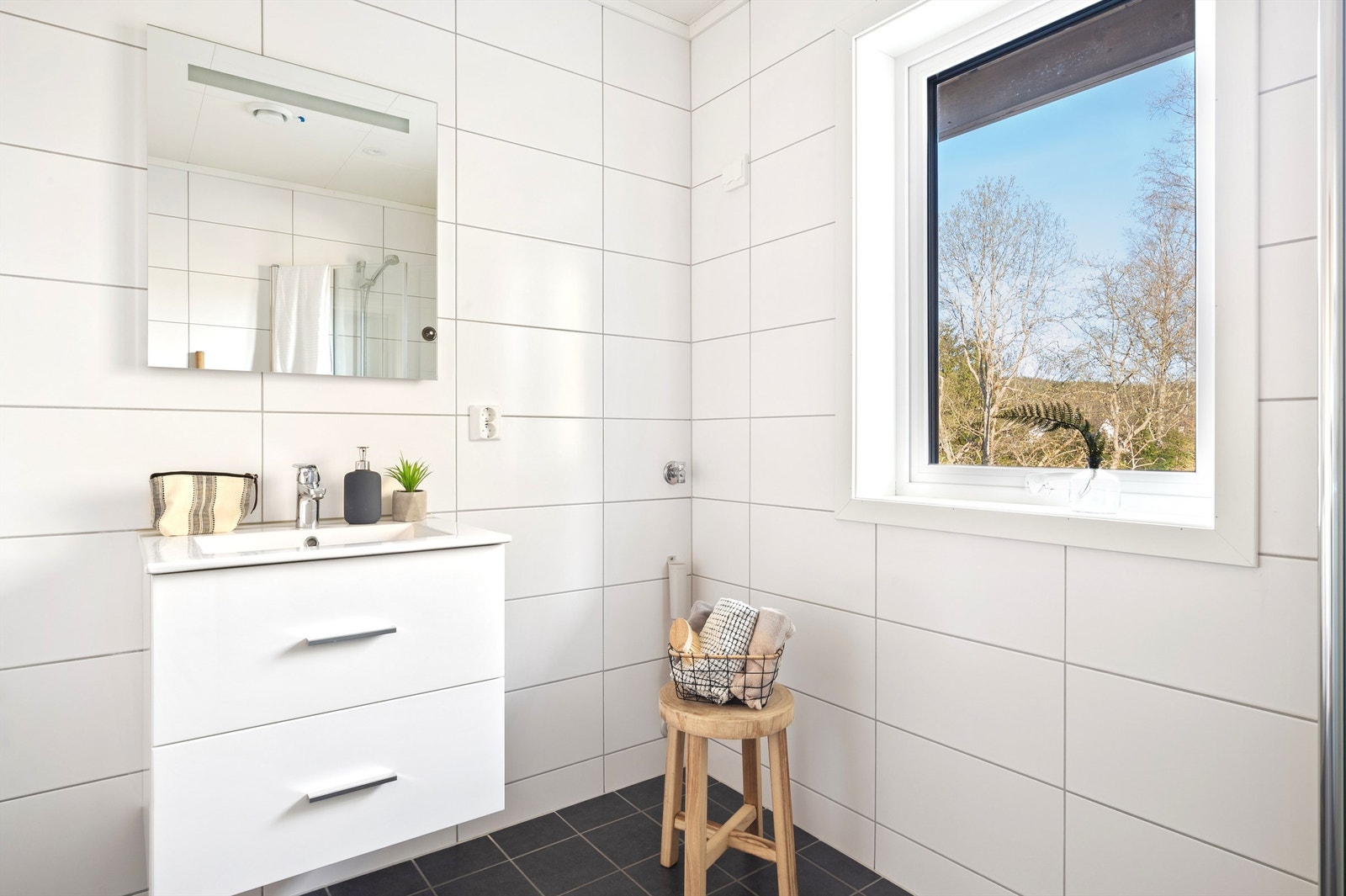 Flott flislagt bad i 2 etasje med dusj, wc og vask. Galleribilde