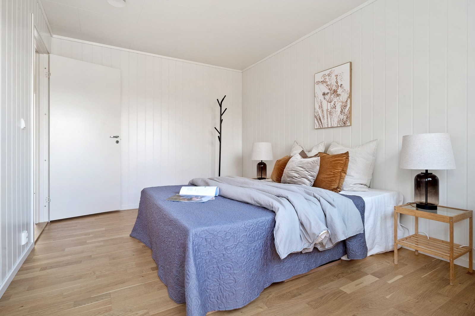 Hovedsoverom, med utgang til en balkong. I 4D er parkett gulvet hvit. Galleribilde