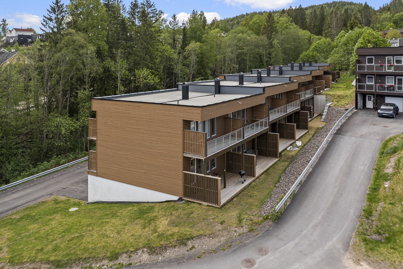 Velkommen til Grindbråtan 4D, rekke hus over 3 etasjer med garasje i kjeller. Galleribilde