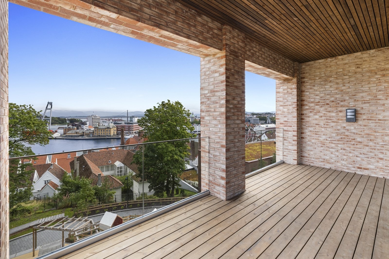 Utsikt mot øst, her fra den ene balkongen på 17 kvm Galleribilde