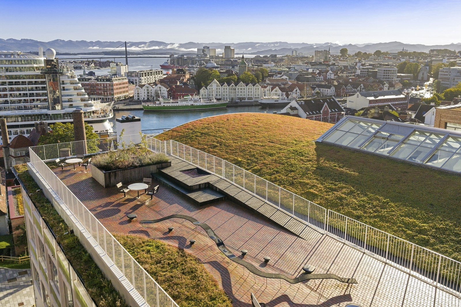 Opplev en spektakulær utsikt over Vågen, fjorden og fjellene Galleribilde