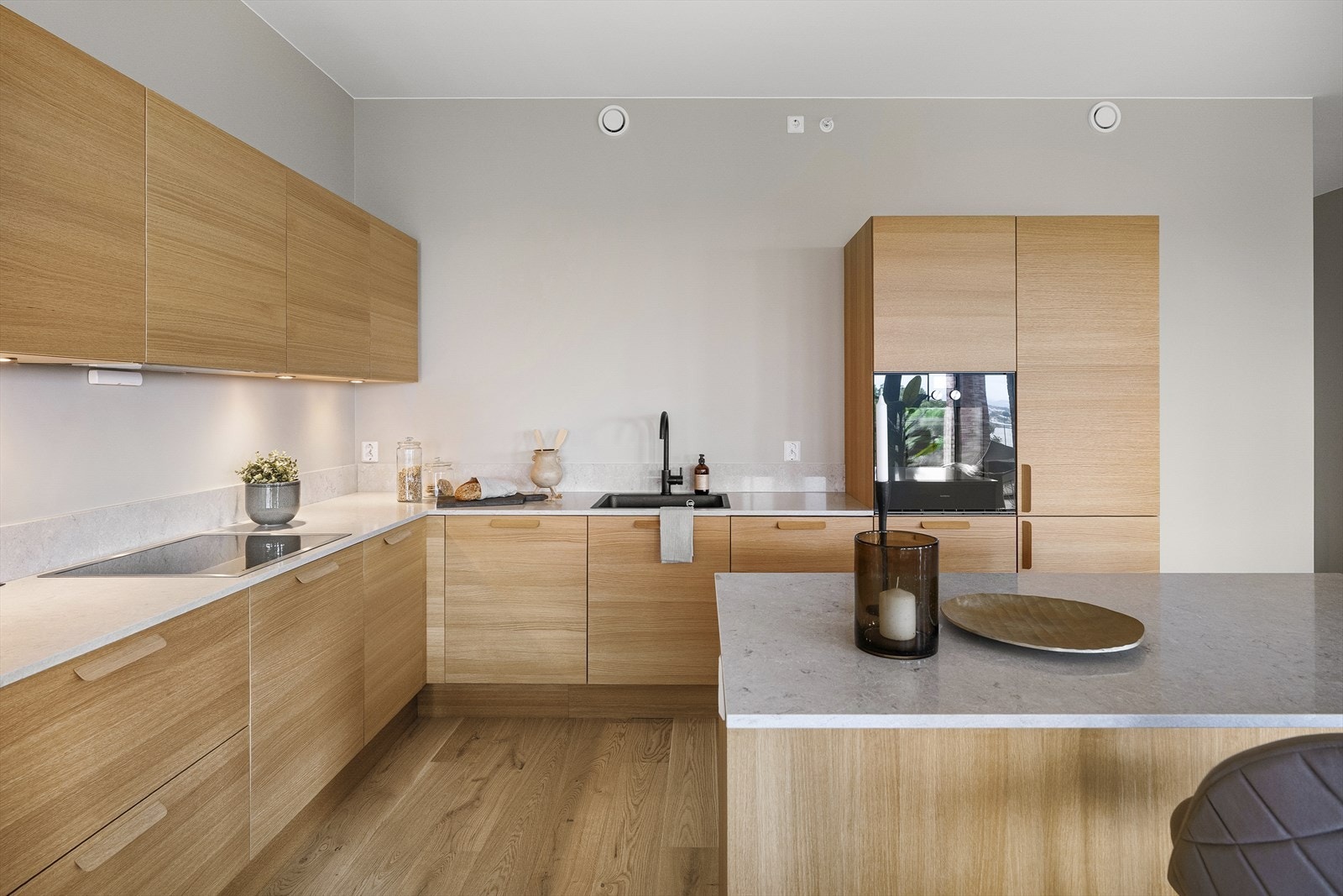 Leveranse til kjøkken og bad er levert av Svane Kjøkkenet og er utstyrt med eksklusive hvitevarer fra Gaggenau. Galleribilde