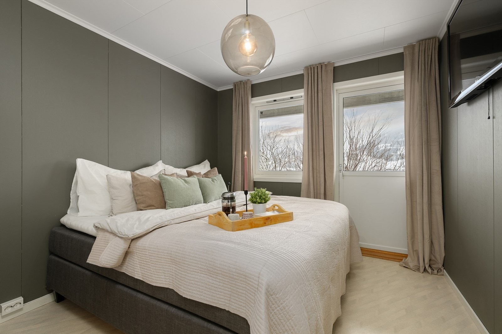 God plass til stor seng og annet møblement på soverommet. Utgang til markterrasse. Galleribilde