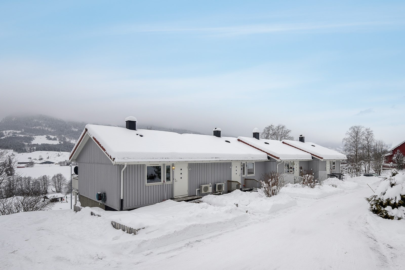 Det ligger fire leiligheter på denne rekka. Ny drenering i 2021. Galleribilde