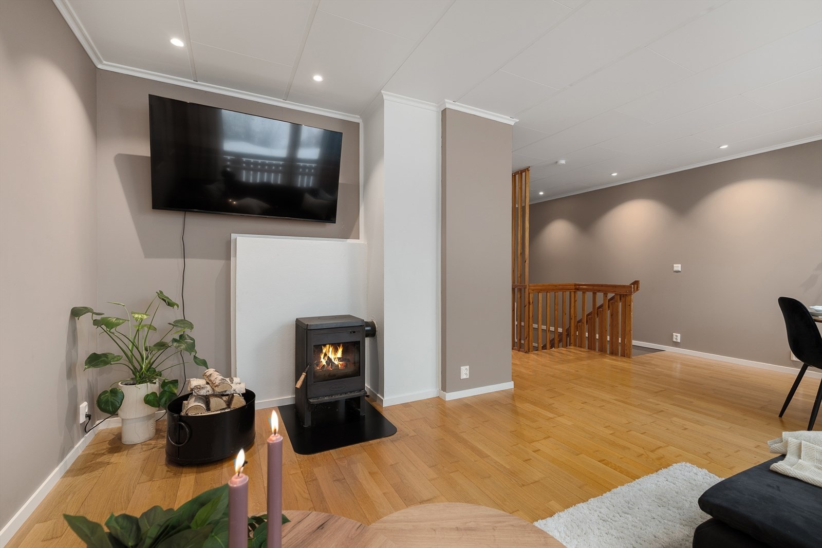 Solid vedovn som oppvarming, i tillegg til varmepumpe fra 2023 ved trappa. Galleribilde