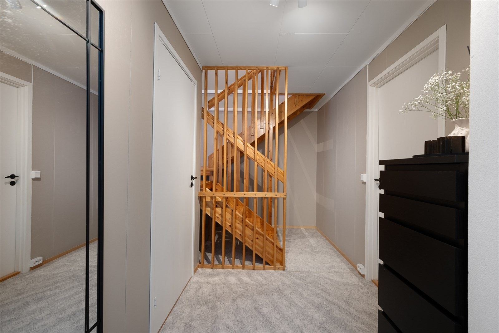 Det er muligheter for å bruke plassen under trappa til lagring. Galleribilde