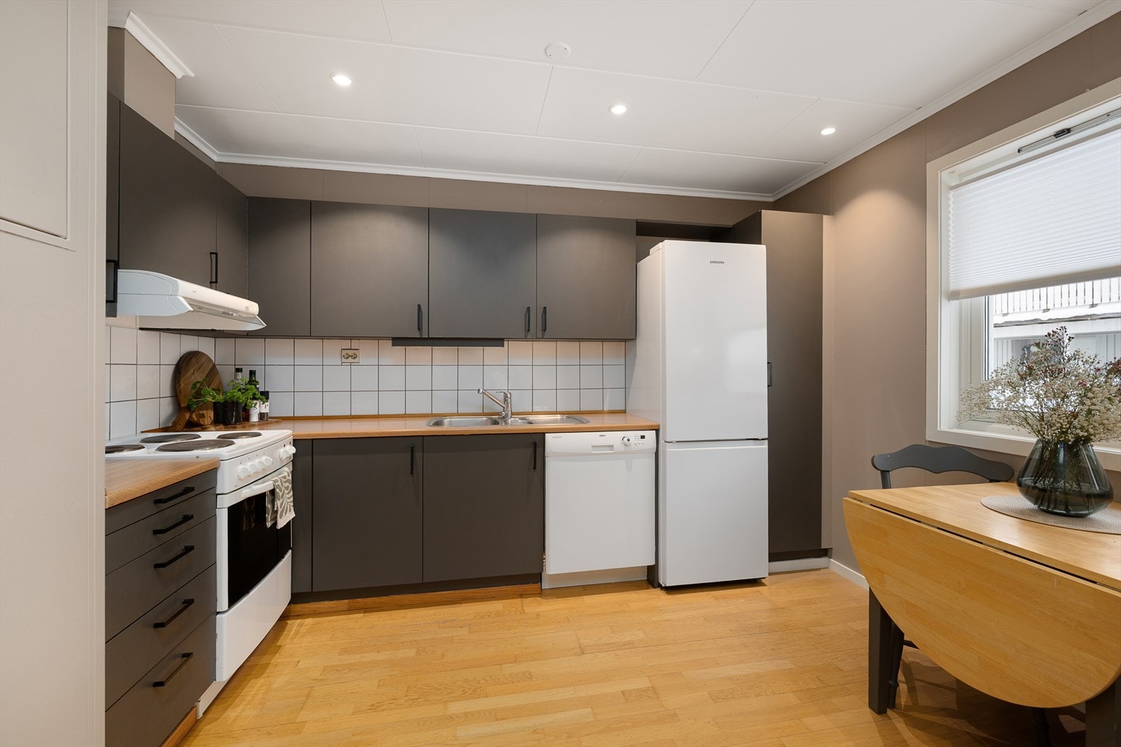 Kjøkkeninnredningen har laminerte skrog og glatte fronter. Galleribilde