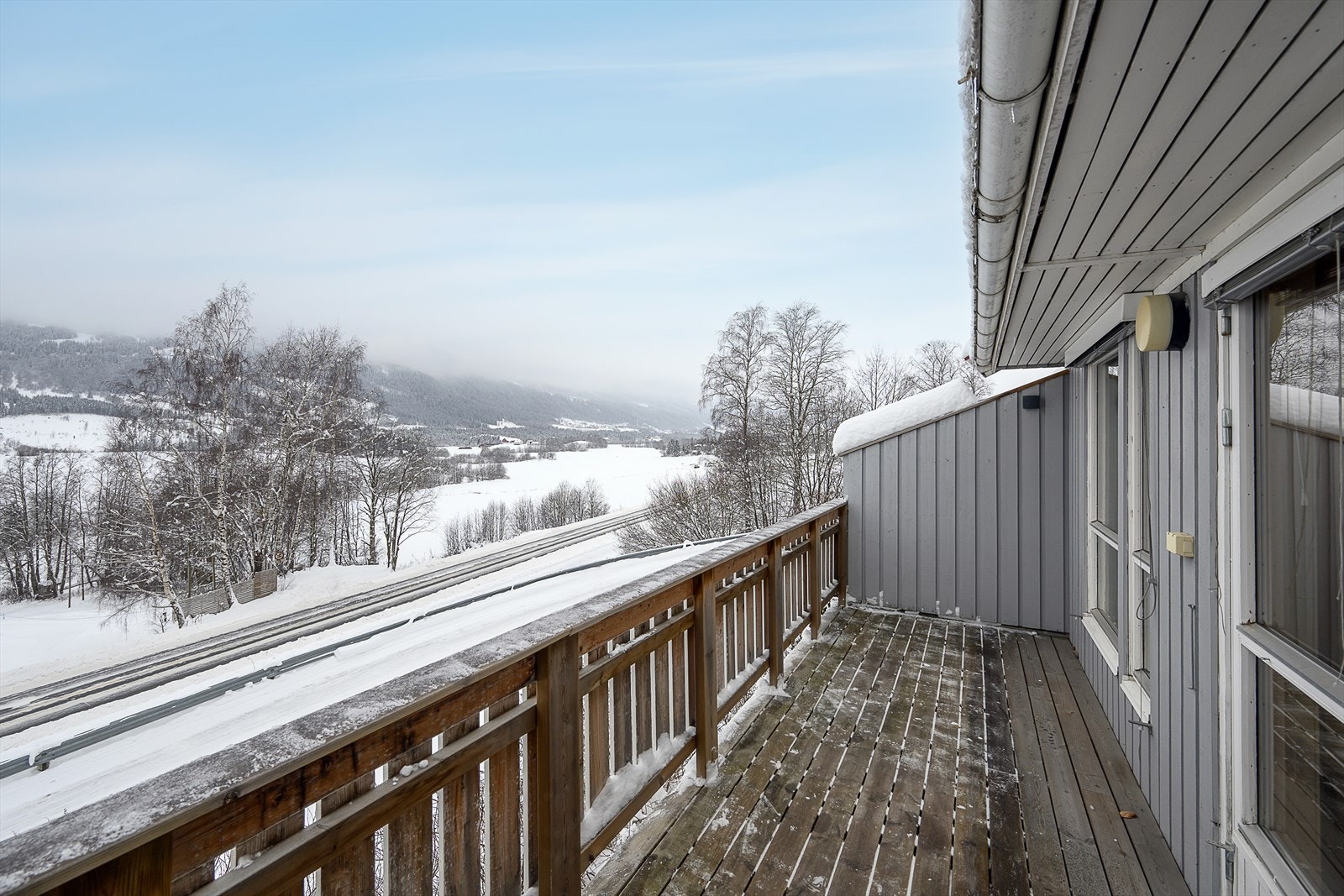 Verandaen er dels takoverbygd og med god plass for utemøbler. Areal ca. 11 m2. Galleribilde
