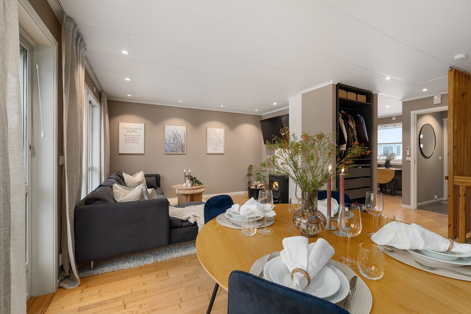 Overflatene er i moderne og objektive farger. Nye veggplater i 2023. Galleribilde