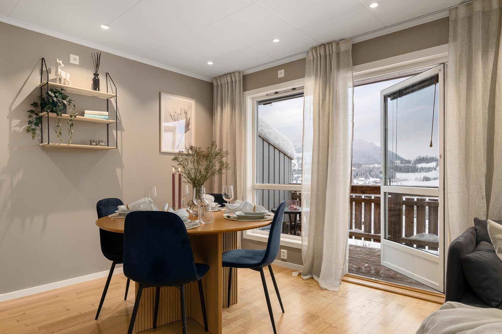 Utgang fra stua og til verandaen. Galleribilde