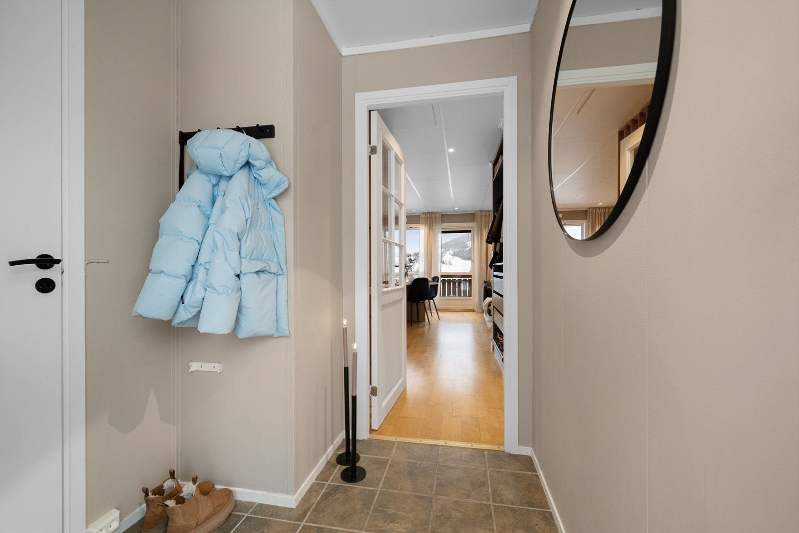 God plass til å ta av sko og yttertøy i entrèen. Galleribilde