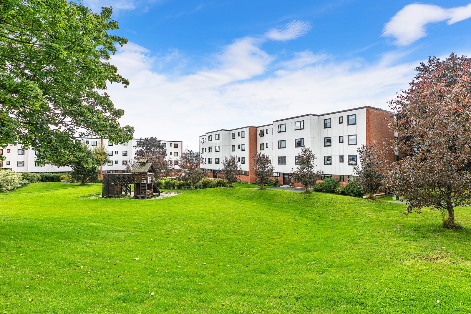 Boligen ligger i et meget familievennlig og rolig bomiljø. (Bilde tatt på sommerstid) Galleribilde