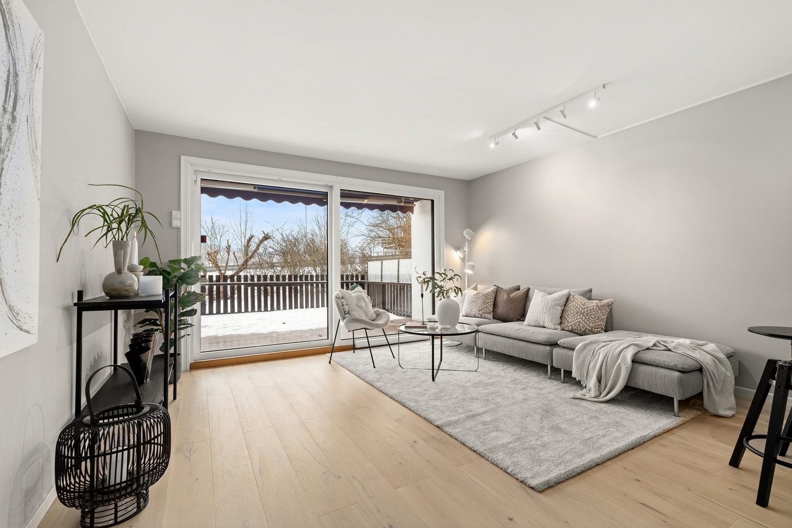 Stuen er lys og romslig med store vindusflater som slipper inn rikelig med dagslys, og gir plass til både sofagruppe og mediemøbler. Galleribilde