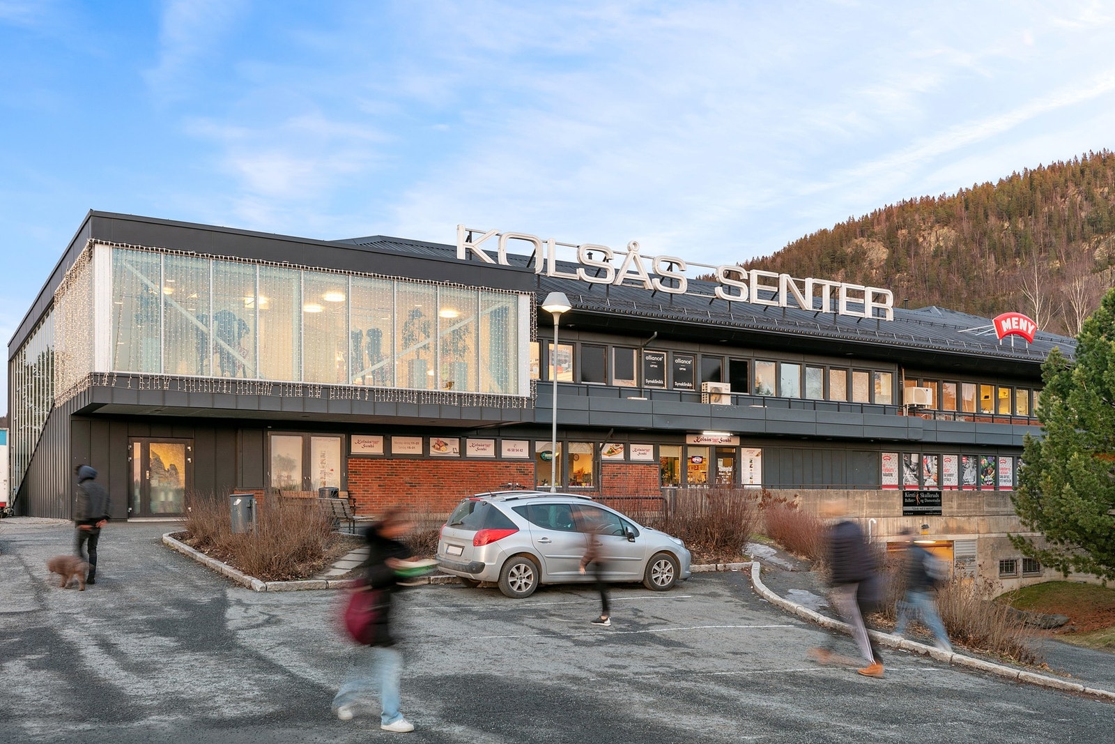 Leiligheten har en meget sentral og praktisk beliggenhet på Kolsås, med kort vei til det du trenger i hverdagen. Bare noen få minutters gange unna finner du Kolsås senter, som tilbyr et variert utvalg av butikker og tjenester. Galleribilde