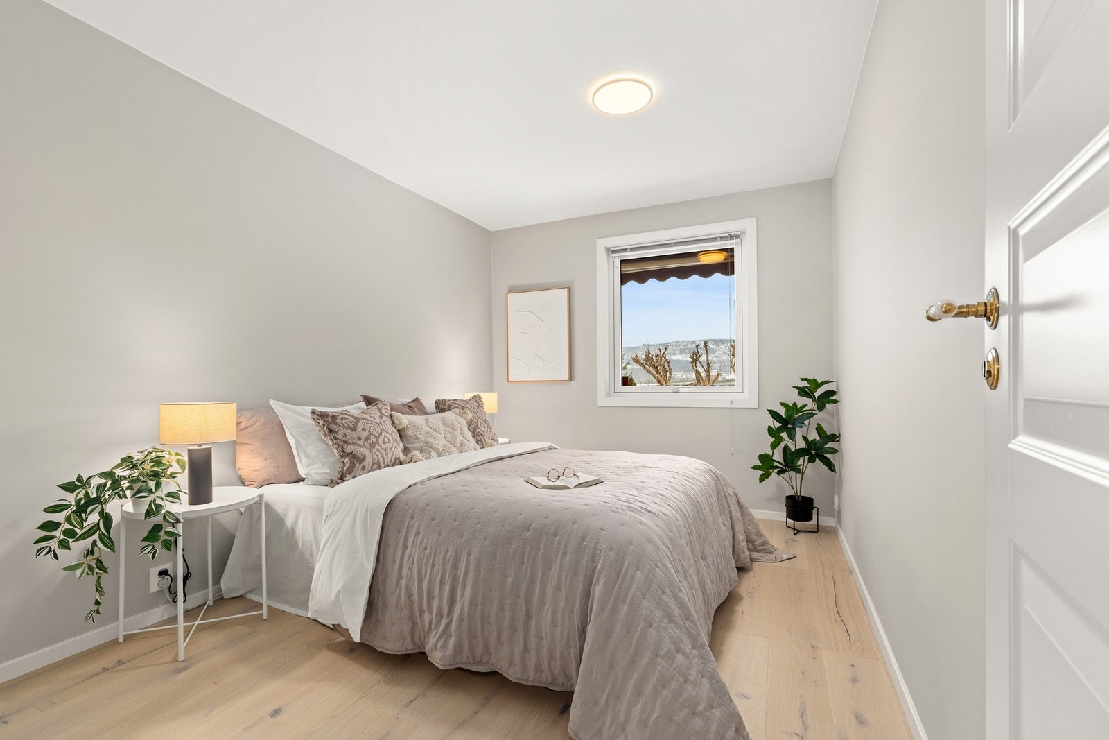 Hovedsoverom med god størrelse og er plassert i tilknytning til stue og spisestue. Galleribilde