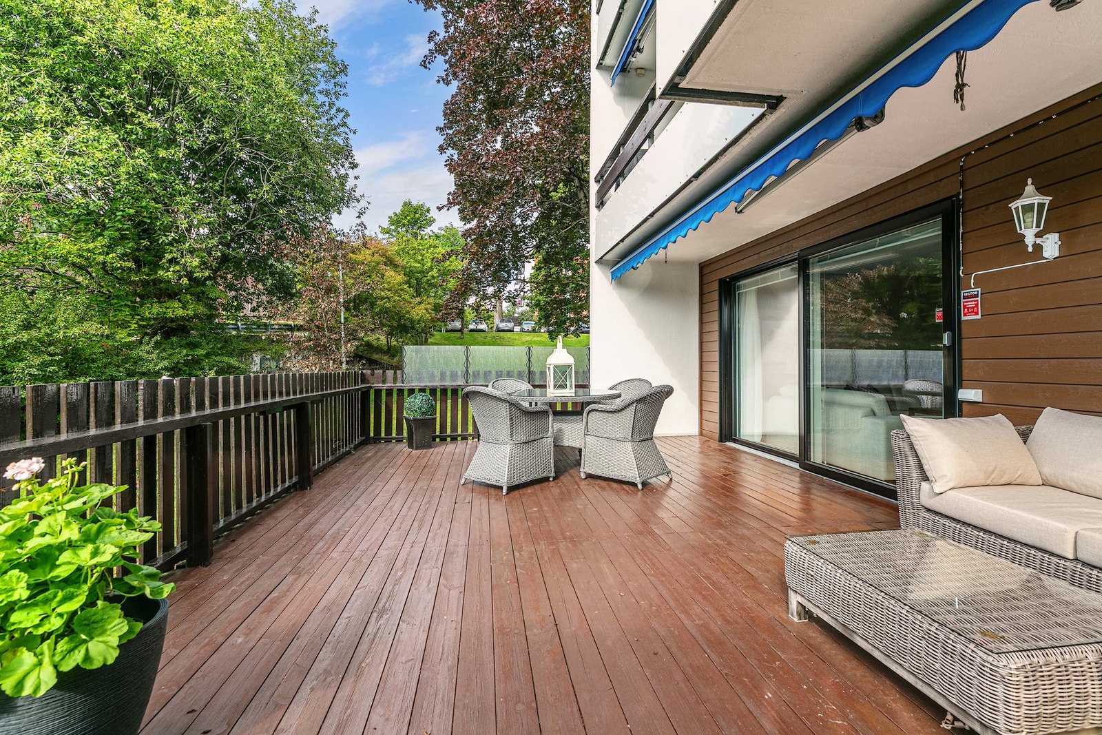 Her er det plass til sittegruppe og beplantning, og terrassen fungerer som et utvidet oppholdsrom store deler av året. (Bilde tatt på sommerstid) Galleribilde