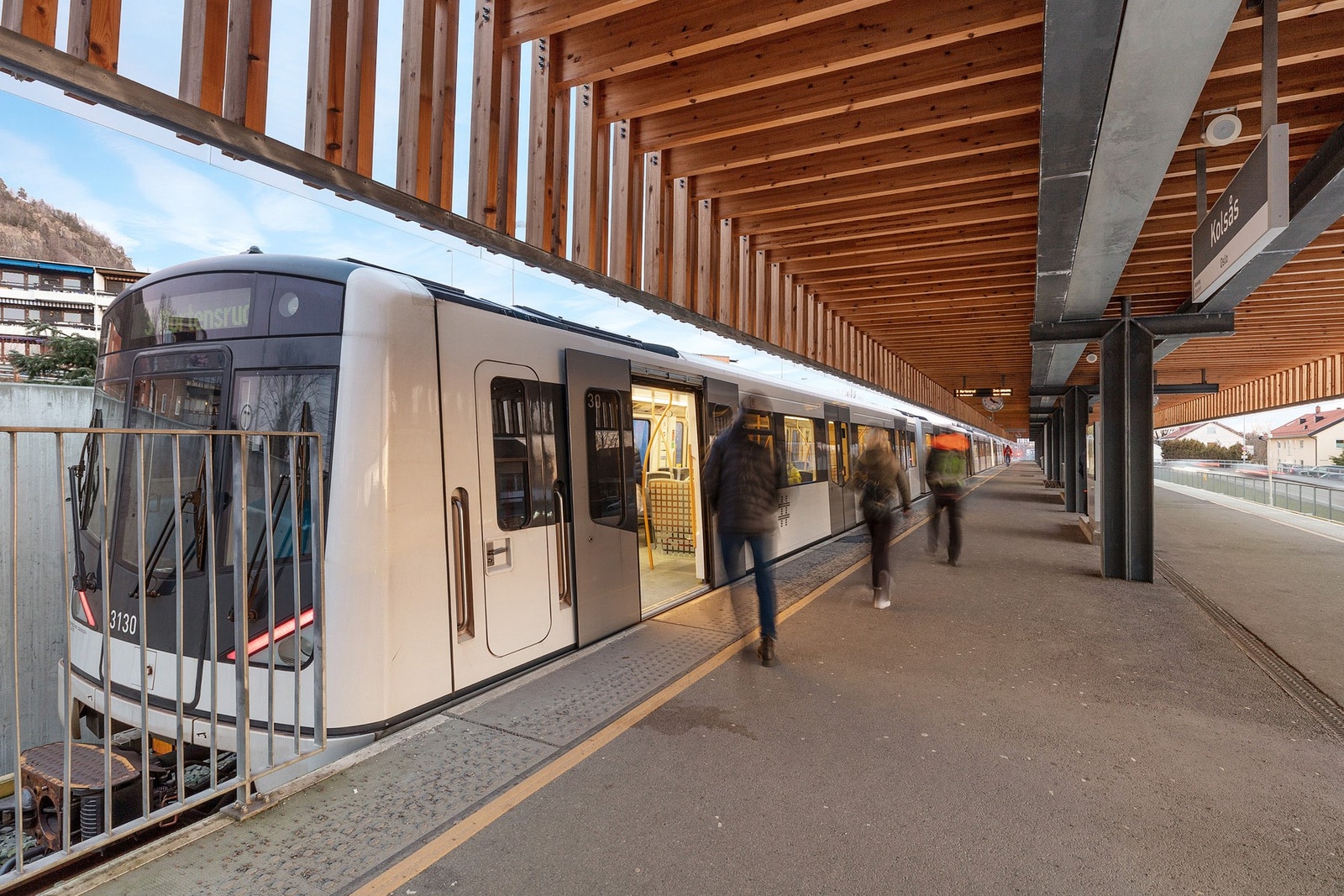 Leiligheten ligger svært sentralt til med gode kollektivmuligheter. Kun noen få meter unna finner du Kolsås T-banestasjon, der linje 3 tar deg til Oslo sentrum på rundt 25 minutter. Galleribilde