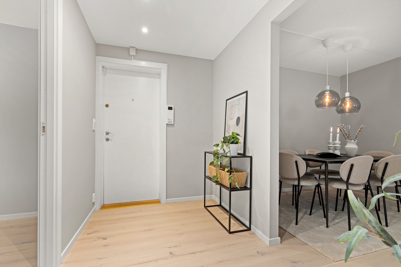 Hyggelig entré med plass til diverse lagringsmuligheter. Utgang til felles trapperom for videre adkomst til ekstern bod. Galleribilde