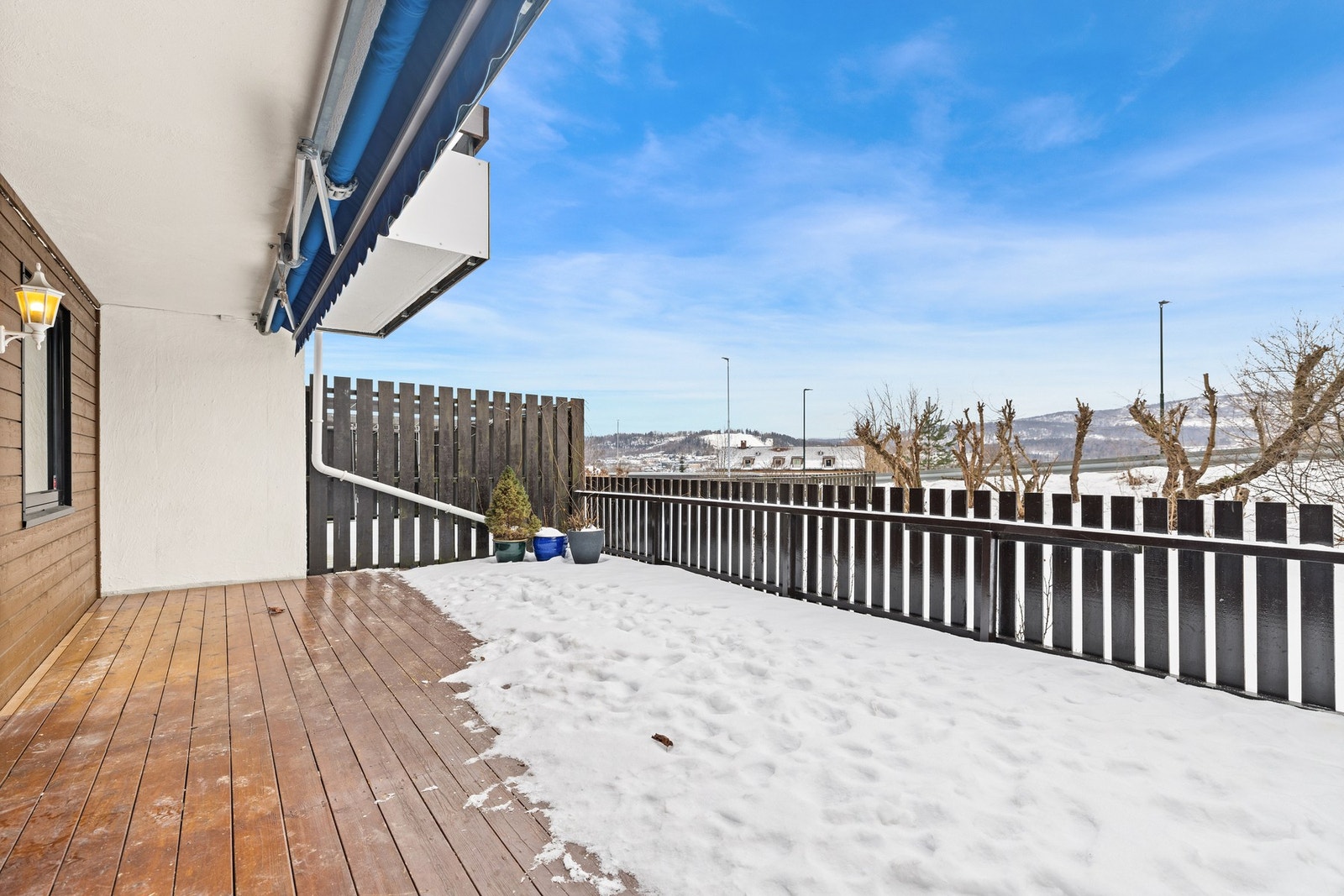 Fra stuen er det utgang til en solrik uteplass med god størrelse. Galleribilde