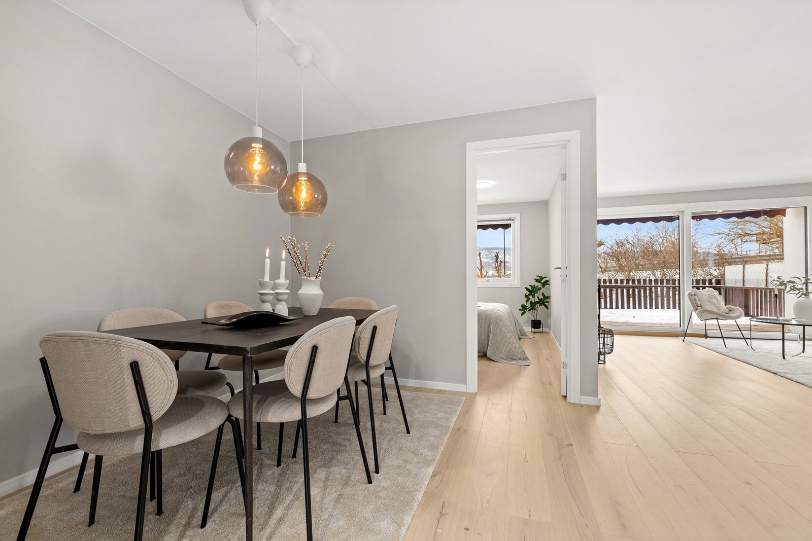 Spiseavdeling i tilknytning stue og kjøkken. Her er det god plass til langbord og flere gjester. Galleribilde