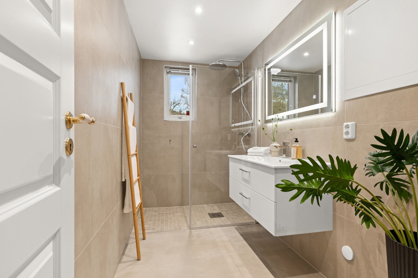 Badet er modernisert og oppgradert i 2025/26. Det er plassert sentralt i leiligheten, lett tilgjengelig fra alle rom. Galleribilde