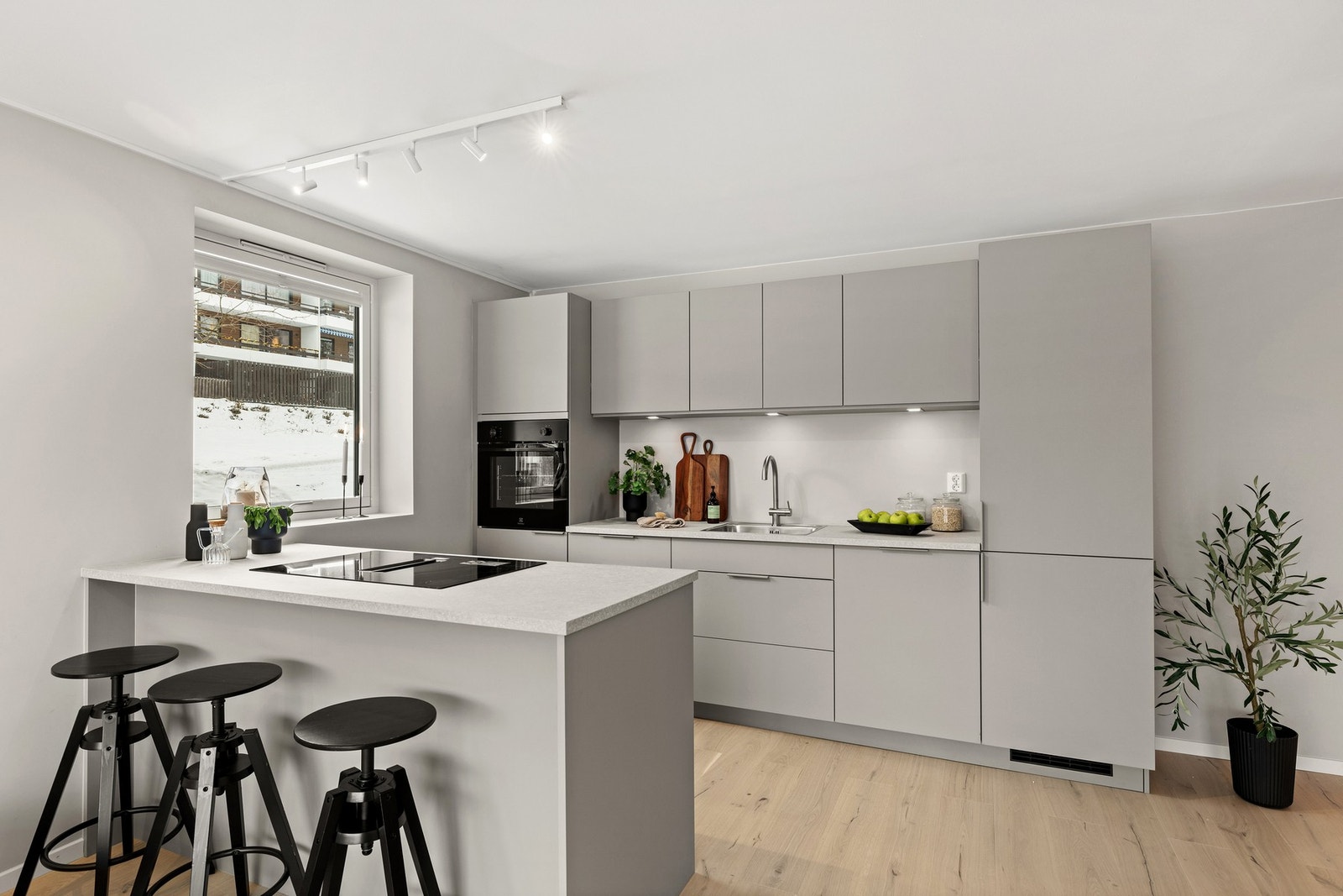 Det åpne kjøkkenet vender mot spisestuen, som igjen åpner seg videre mot stuen - noe som gir gode flater for både måltider og sosialt samvær. Galleribilde