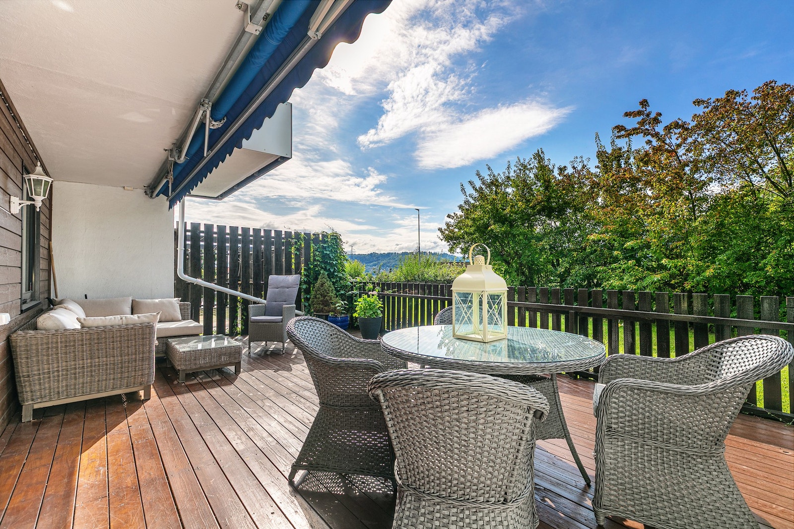 Beliggenheten gjør den både skjermet og lys, og gir utsyn til omgivelsene uten innsyn fra nærliggende naboer. Et ideelt sted for rolige morgener eller ettermiddager. (Bilde tatt på sommerstid) Galleribilde