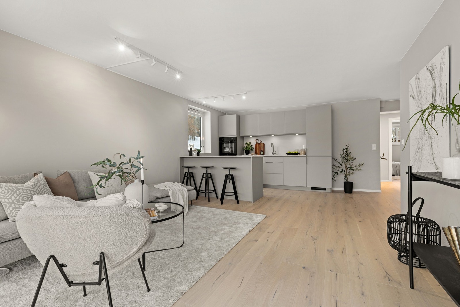 Stue og kjøkken utgjør et samlet oppholdsrom med god romfølelse og naturlig inndeling mellom sonene. Galleribilde