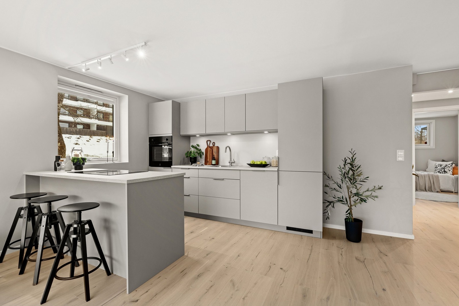 Kjøkkenet fra KVIK og er fra 2026. Det er moderne, samt. fint plassert i en praktisk L-form, med rikelig benkeplass og oppbevaringsmuligheter. Galleribilde