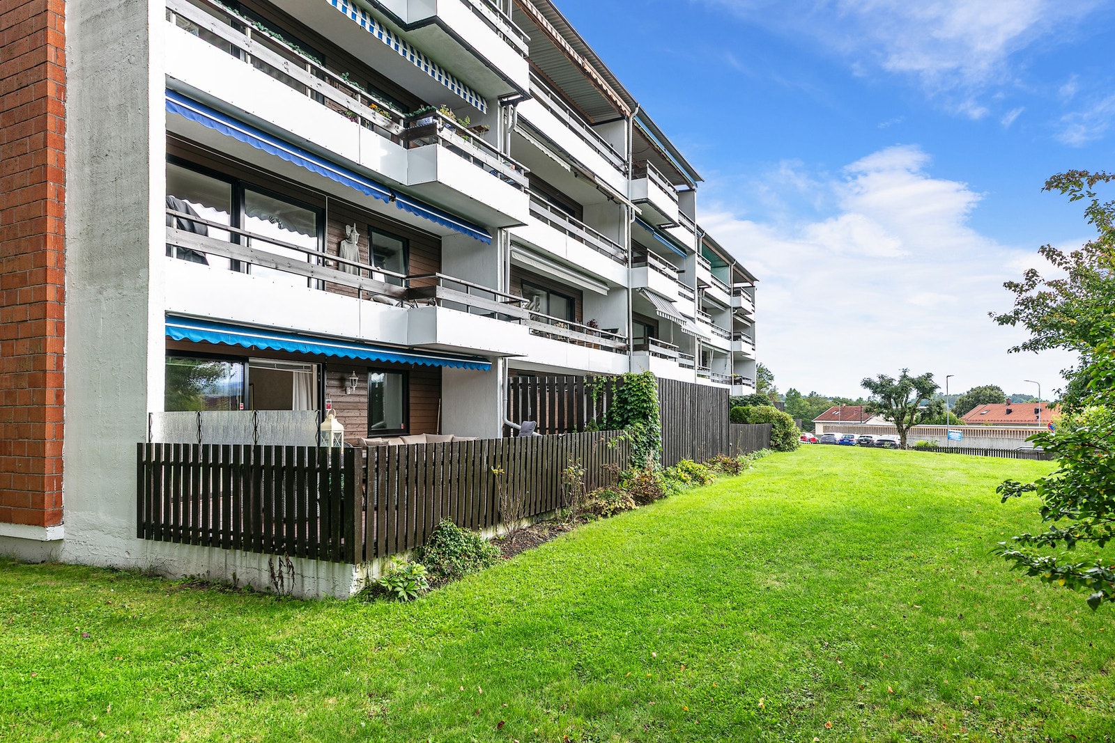 Terrassen er skjermet, men samtidig åpen til å slippe inn godt med dagslys. Uterommet er enkelt å bruke for både barn, voksne og eldre. (Bilde tatt på sommerstid) Galleribilde