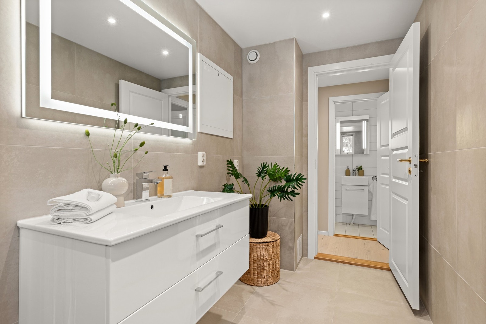 Det har en funksjonell utforming med plass med servant med oppbevaring og dusj. Videre kan du enkelt installere toalett i rommet. Galleribilde