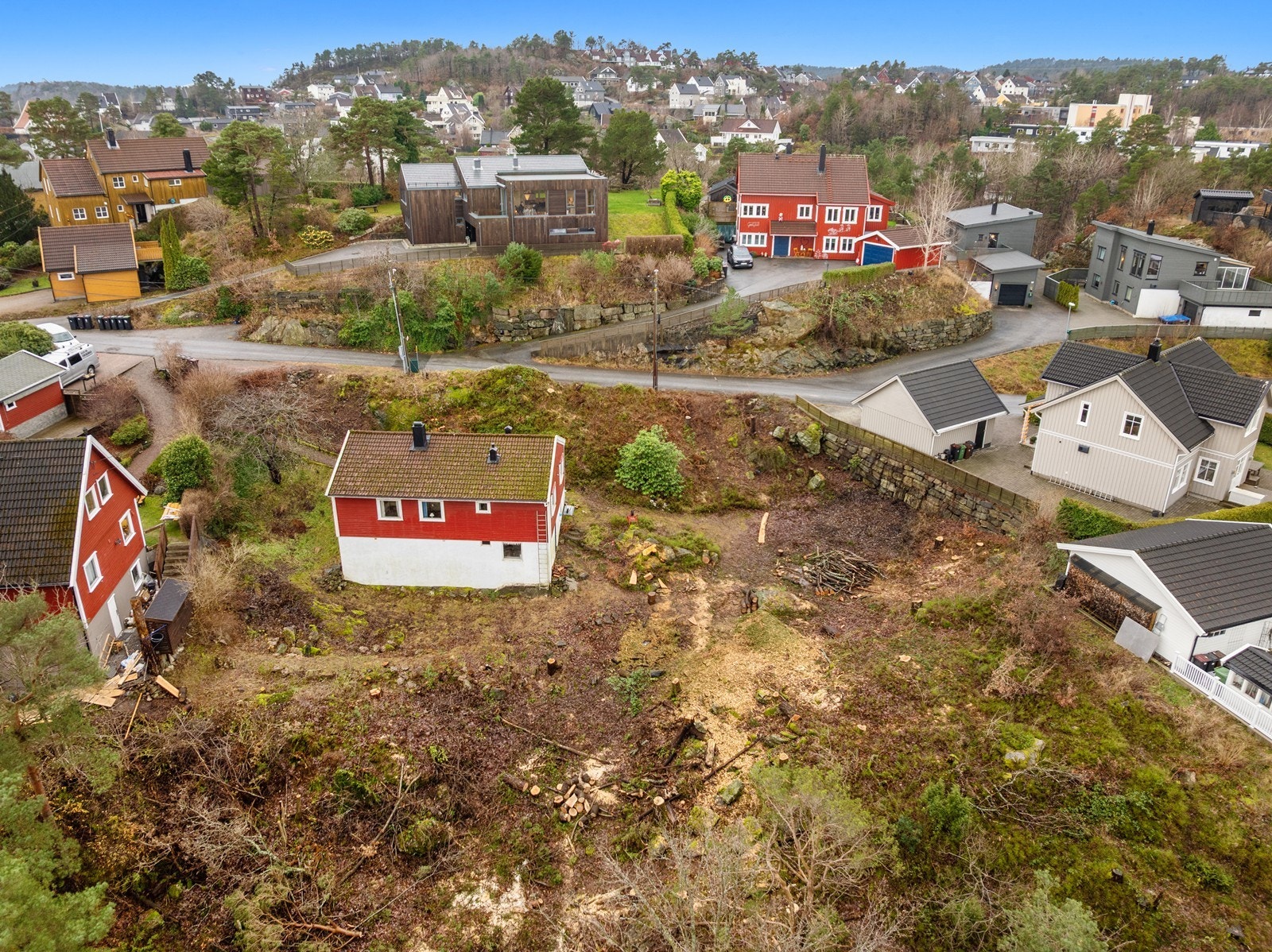 Eiendommen ligger på en romslig utsiktstomt på hele 1 074 m² og gir deg en sjelden mulighet til å skape ditt eget drømmehjem. Tomten byr på stort utviklingspotensial, og det er i tillegg mulig å kjøpe tilstøtende tomt på 772 m² for kr 1 000 000 Galleribilde