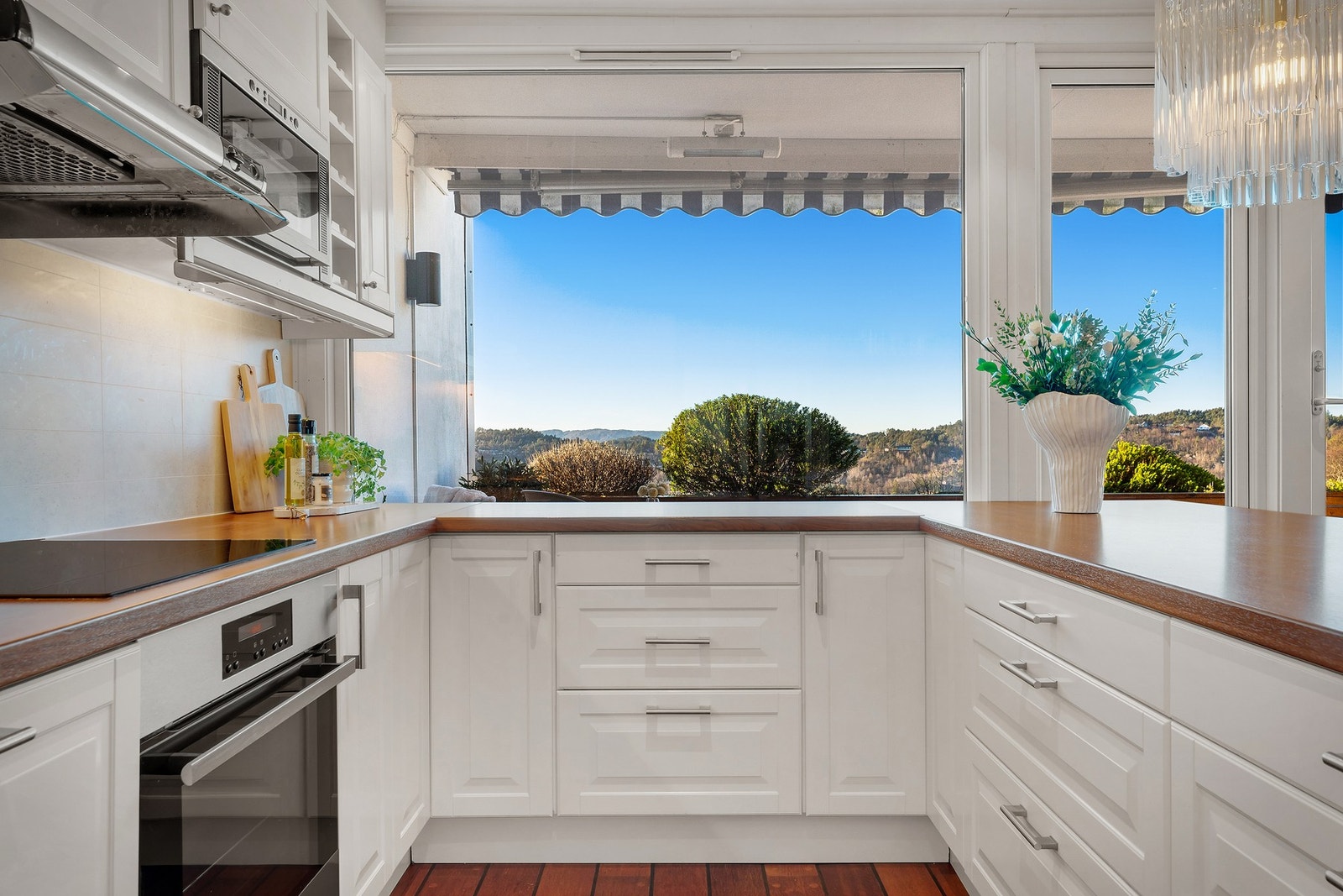 - Kjøkkenet har dels integrerte hvitevarer, herunder induksjon platetopp, stekeovn og oppvaskmaskin - Galleribilde