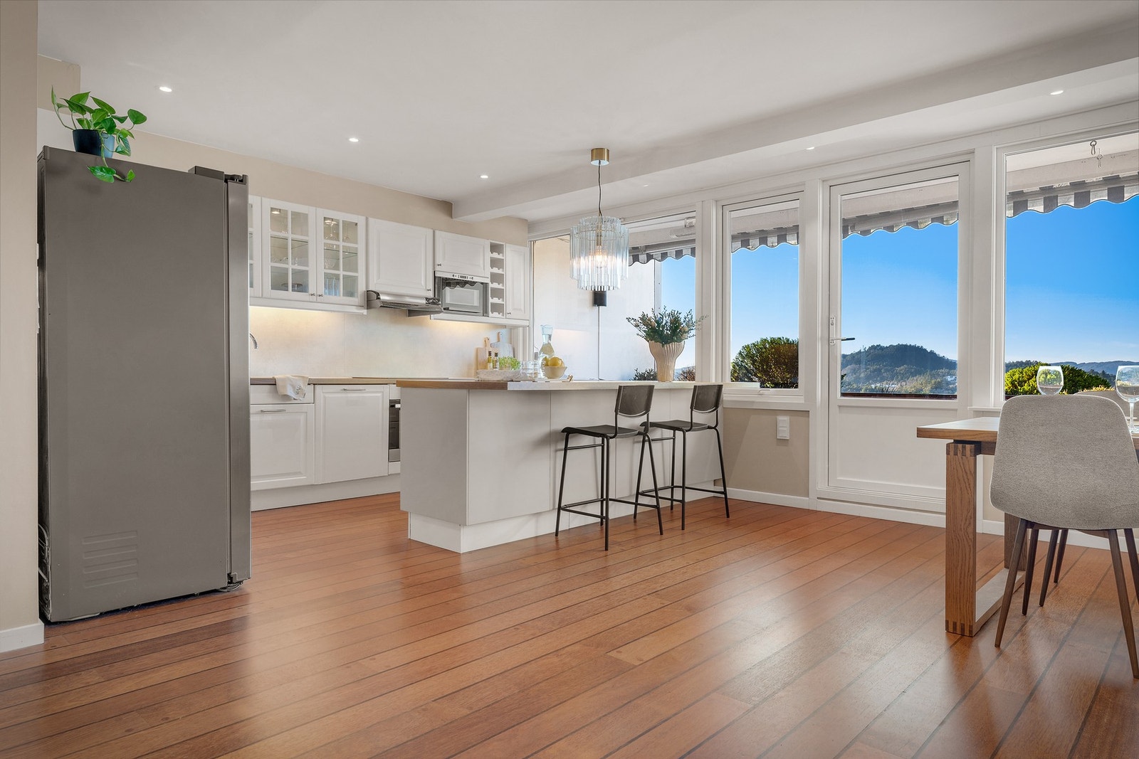 - Kjøkkenet fremstår lyst og fint med profilerte fronter og god skap- og benkeplass - Galleribilde