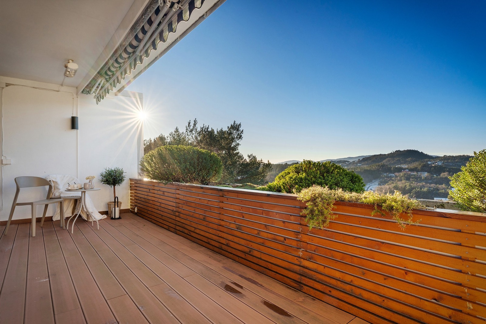 - Fra stuen er det utgang til en stor terrasse på ca. 13 m² - Galleribilde