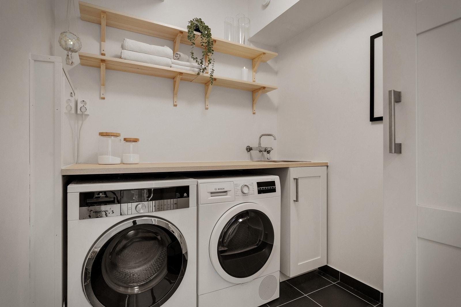 - Eget separat vaskerom som er pent og praktisk innredet - Galleribilde