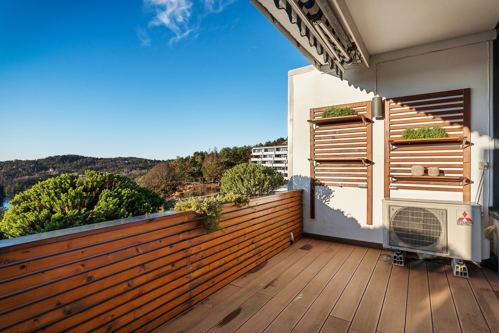 - Her er det gode solforhold, flott utsikt og god plass til utemøbler - Galleribilde