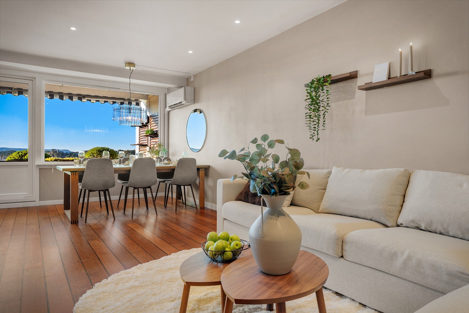 - Store vindusflater gir rikelig med naturlig lys - Galleribilde