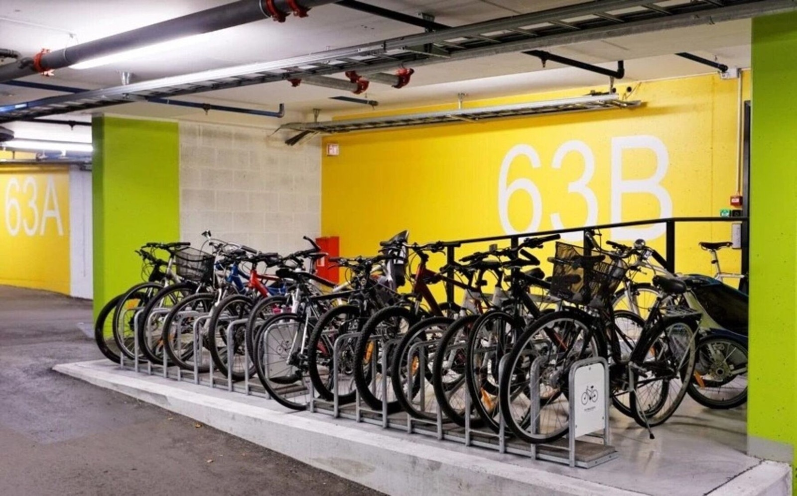 Sykkelparkering både ute og inne Galleribilde