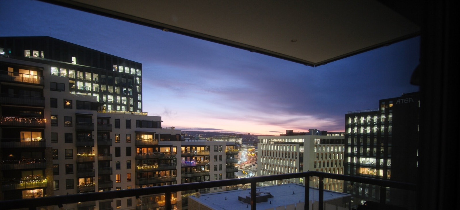 Flott utsikt fra 7. etasje og nytelse av fine kveldshimler Galleribilde