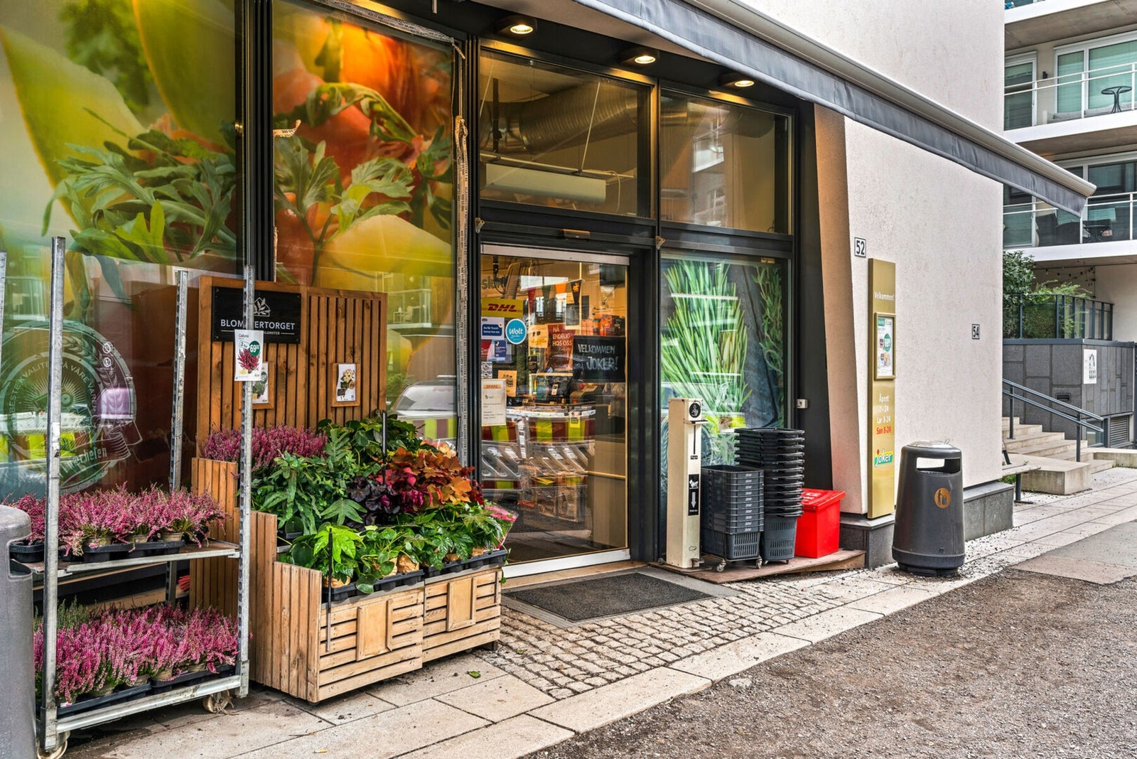 Ovenfor veien har du søndagsåpen Joker Galleribilde