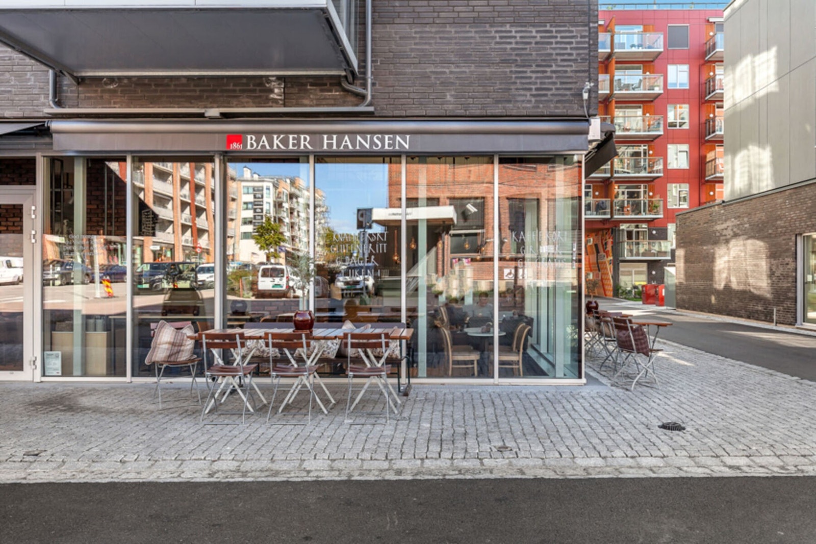 Er du glad i nykvernet kaffe, nybakt brød eller fersk juice? Det har du tilgjengelig i tøffelavstand Galleribilde