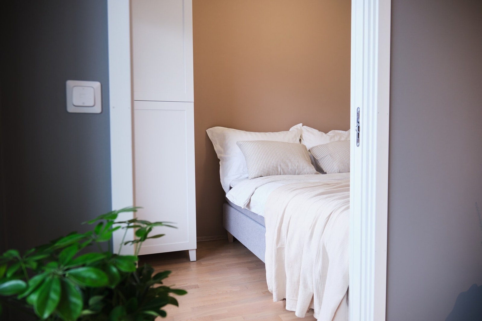 Soverommet har skyvedører fra stue og kjøkkenside som sikrer god utnyttelse av rommet Galleribilde