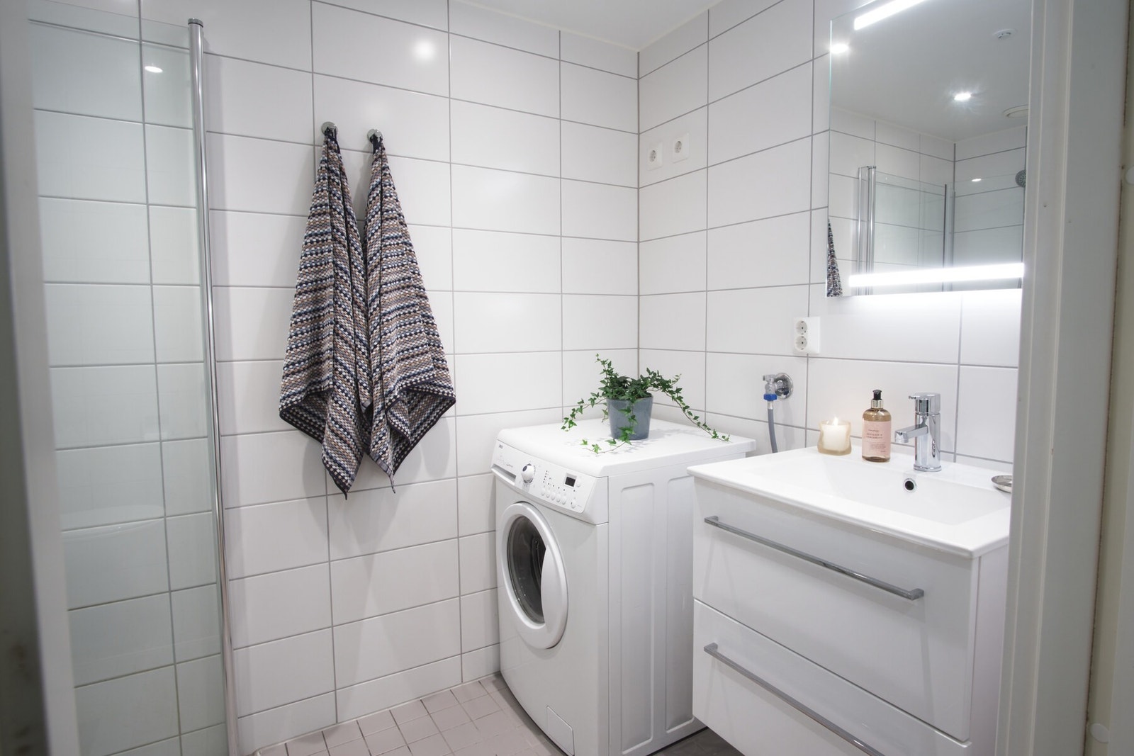 Lekkert bad bra 2019 med gulvvarme, downlights og opplegg for vaskemaskin og tørketrommel Galleribilde