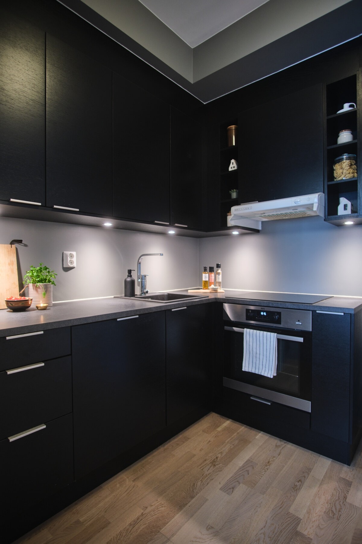 Flott og oppgradert Norema kjøkken perfekt plassert i eget hjørne. Det er plass til kjøkkenøy med sitteplass! Galleribilde