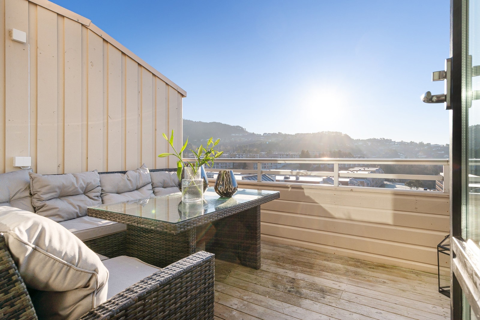 - Utgang fra stue til solrik sørvendt balkong på ca. 8 kvm - Galleribilde