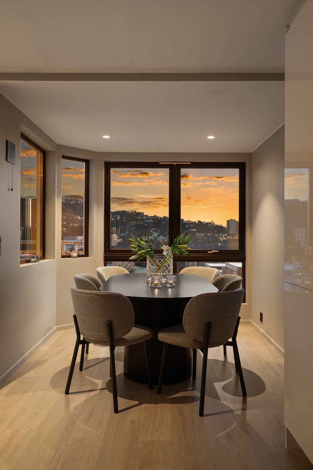 - Her kan middagen nytes til flott utsikt i en fin atmosfære med naturlig belysning - Galleribilde