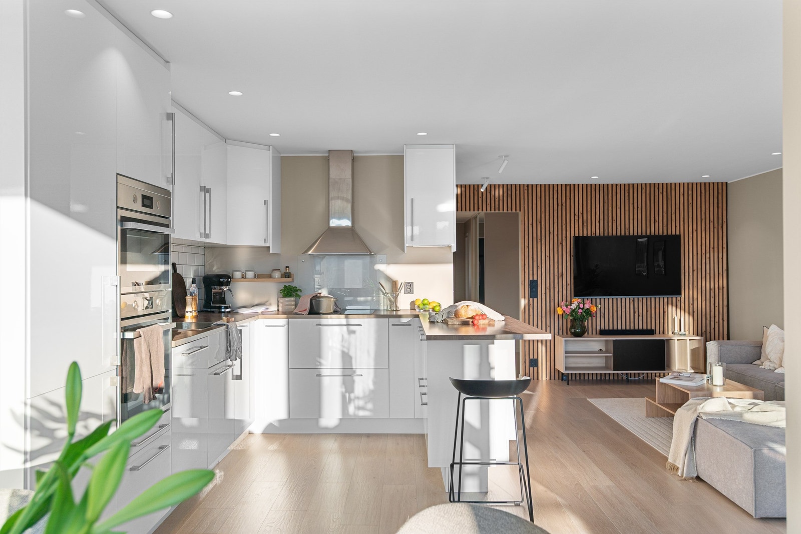 - Fra stuen kommer man ut i en meget romslig gang med tilkomst til bad, vaskerom, bod og begge soverommene - Galleribilde