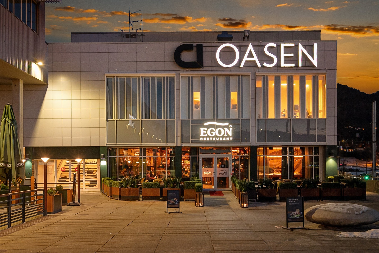 - Oasen senter, bare et stenkast unna med flere spisesteder, butikker og vinmonopol - Galleribilde